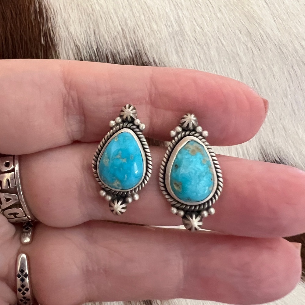 ❤️ Blue Ridge Turquoise Matte Sterling Teardrop Navajo Style Stud Earrings .92”L - Picture 3 of 11